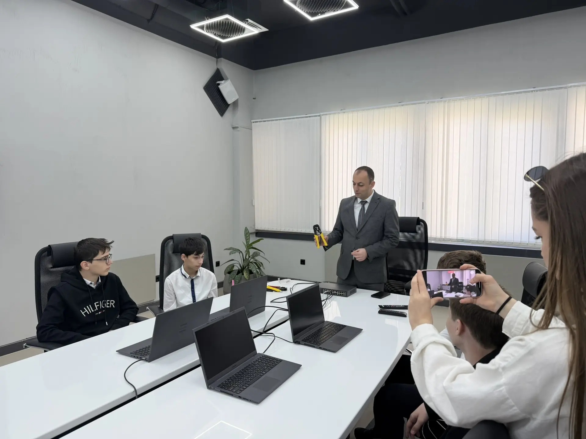 От монтажа кабеля до цифровой стратегии: махачкалинские школьники погрузились в мир ИТ вместе с Минцифры РД